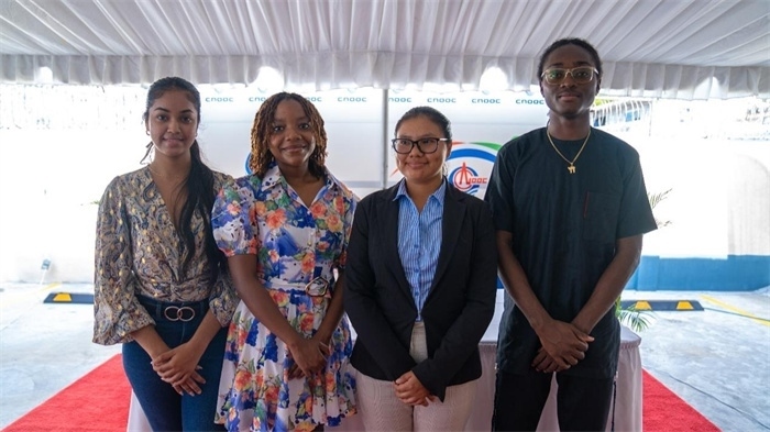 四名獲得中海油獎學金的學生合影。中海油圭亞那有限公司供圖