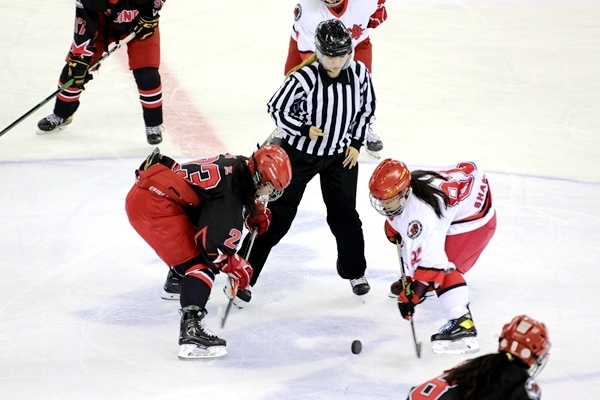 北京隊(duì)球員呂悅(左)與上海隊(duì)球員黃滟爭球。人民網(wǎng)記者 胡雪蓉?cái)z