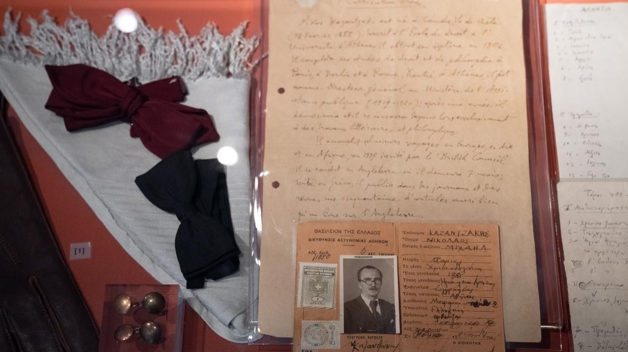 卡贊扎基斯的法語簡歷。人民網(wǎng)記者 葛泰佚攝