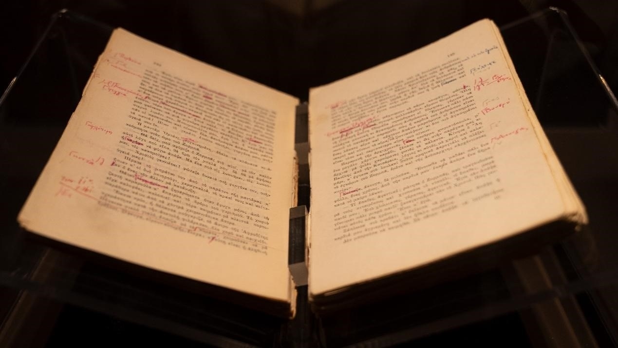 《希臘人左巴》初印后，卡贊扎基斯的修改批注。人民網(wǎng)記者 葛泰佚攝