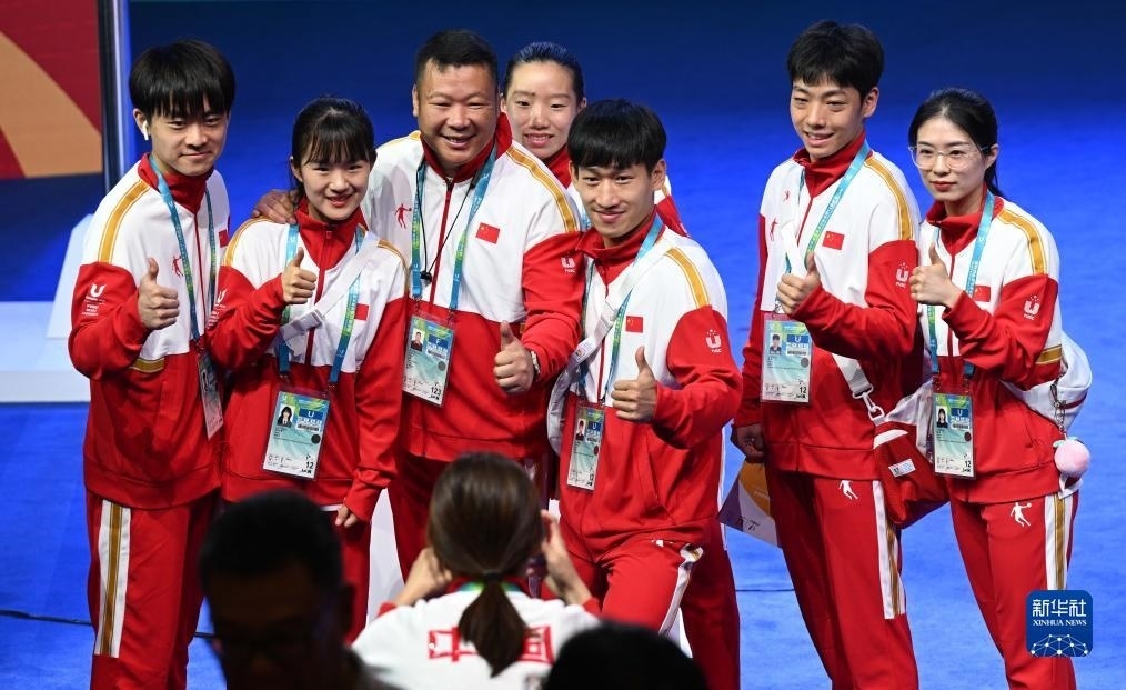 7月22日，中國代表團部分成員在歡迎儀式后合影。新華社記者 王曦 攝