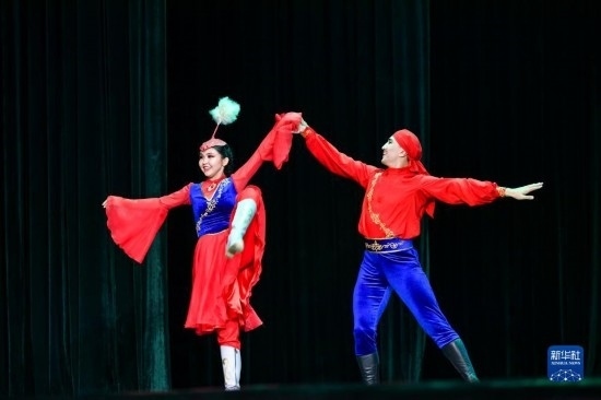 7月21日，哈薩克斯坦薩爾塔納國家舞蹈團(tuán)的演員在演出。