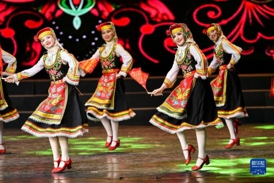 7月21日，哈薩克斯坦薩爾塔納國家舞蹈團(tuán)的演員在演出。