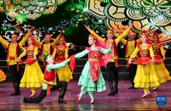 7月21日，哈薩克斯坦薩爾塔納國家舞蹈團(tuán)的演員在演出。