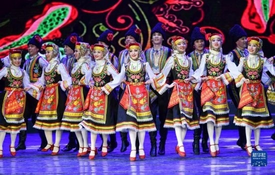 7月21日，哈薩克斯坦薩爾塔納國家舞蹈團(tuán)的演員在演出。