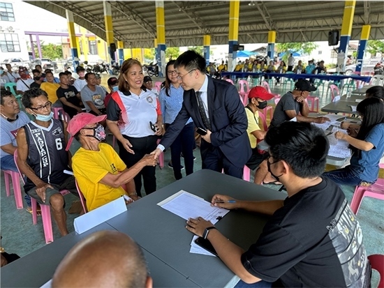 中方與菲方一道將中國援菲化肥分發(fā)至菲農戶手中。中國駐菲律賓大使館供圖
