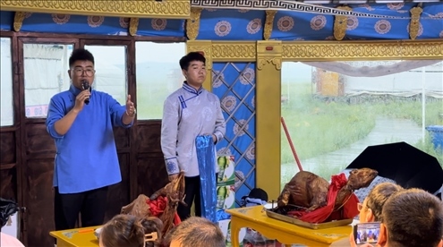 圖為草原蒙古包全羊宴。人民網(wǎng)記者 金洪花攝