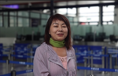 7月22日，曾經(jīng)在老撾瑯勃拉邦工作過3年的加拿大華僑孫月玲乘坐中老鐵路國際旅客列車從中國出境。衛(wèi)海林 攝