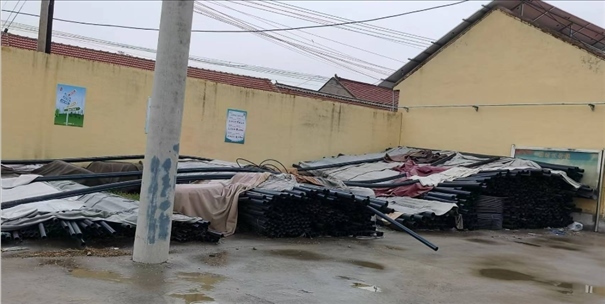 至今仍堆放在村委會院里的自來水管道。 人民網(wǎng)記者 金慧慧攝