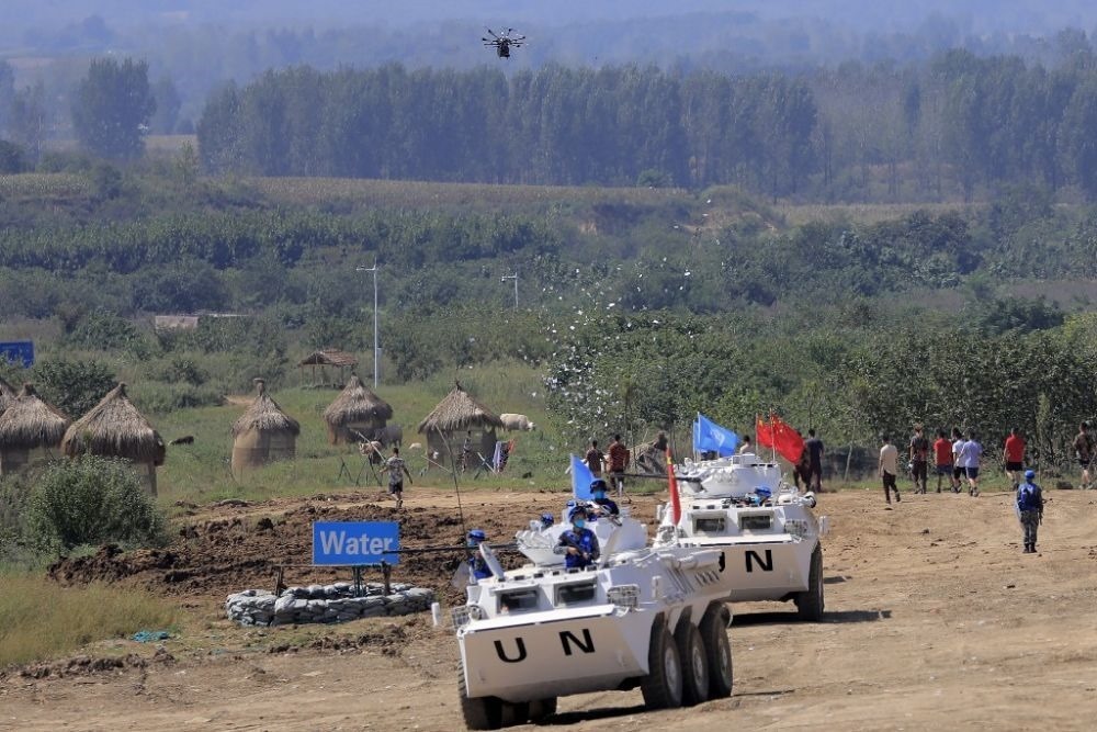 ↑2021年9月15日，在“共同命運-2021”國際維和實兵演習(xí)綜合演練中，維和分隊采用無人機(jī)拋撒傳單宣傳和平理念。新華社記者 劉芳 攝