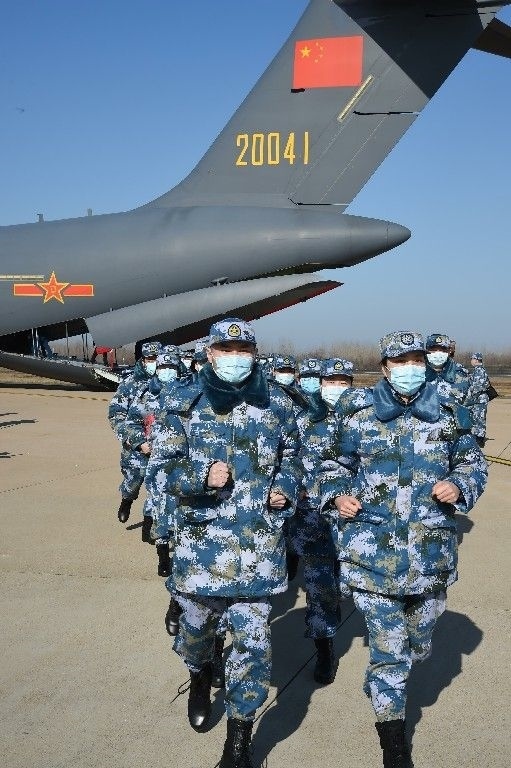 ↑2020年2月17日，一批軍隊支援湖北醫(yī)療隊員抵達(dá)武漢天河機(jī)場。新華社記者 黎云 攝