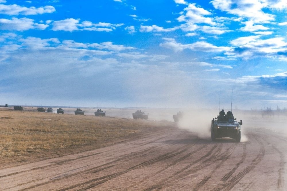 ↑陸軍第81集團(tuán)軍某旅“松骨峰特功連”隨所在營進(jìn)行長途機(jī)動（2022年4月12日攝）。新華社發(fā)（李乃超 攝）