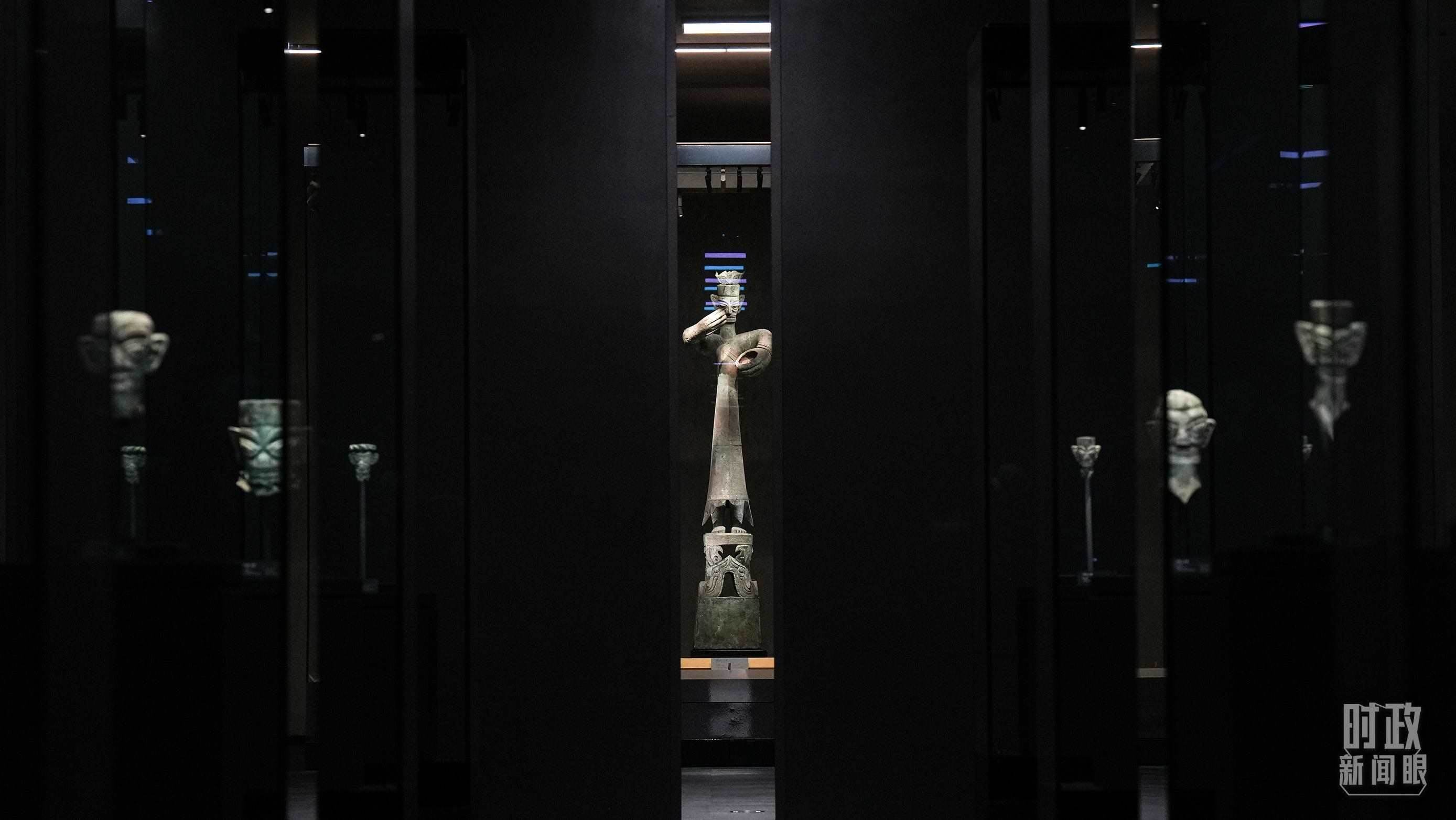 △三星堆出土的青銅大立人像。（總臺(tái)國(guó)廣記者李晉拍攝）