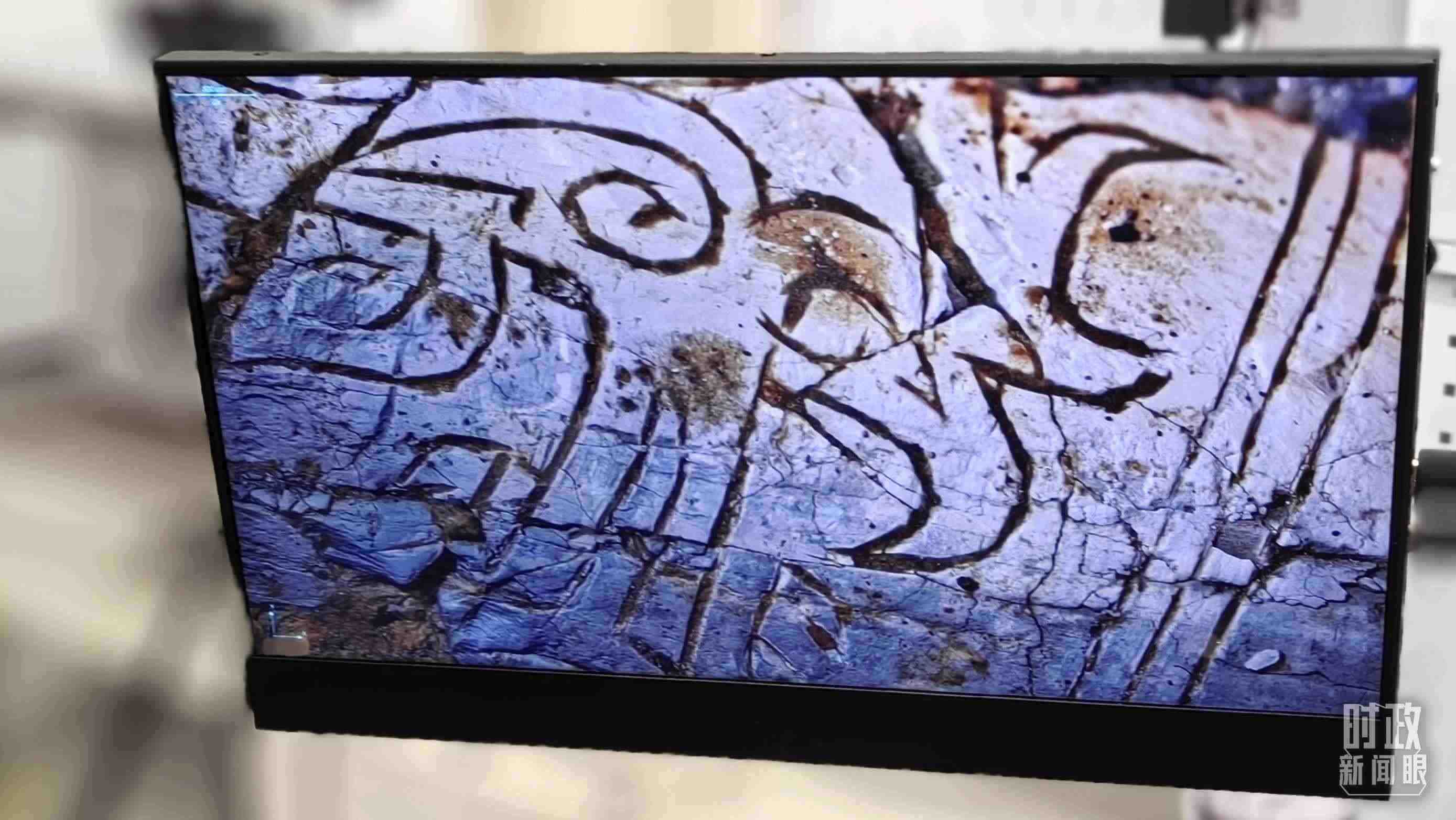 △顯微鏡下，三星堆文物的紋路清晰可見(jiàn)。（總臺(tái)央視記者王萌萌拍攝）
