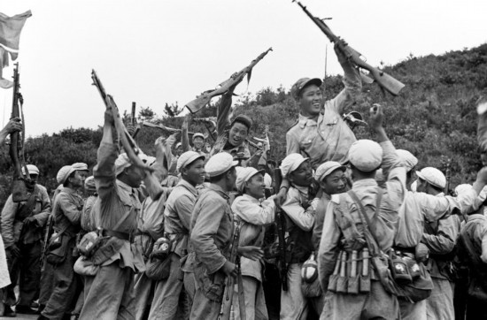  這是中國人民志愿軍和朝鮮人民軍一起歡慶戰(zhàn)斗勝利。新華社發(fā)（資料照片）