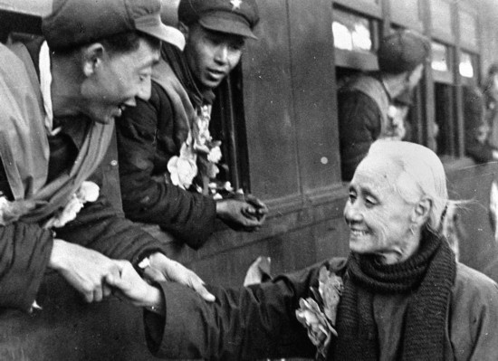 全國的鐵路工人們，一批批地志愿前往朝鮮前線工作，這是隴海路的鐵路工人魏志杰在臨行時和他母親告別的情形。新華社發(fā)（資料照片）