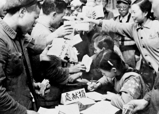 全國各地工商界踴躍捐獻款項，支援志愿軍。這是重慶市工商業(yè)者捐獻的情形。新華社發(fā)（資料照片）