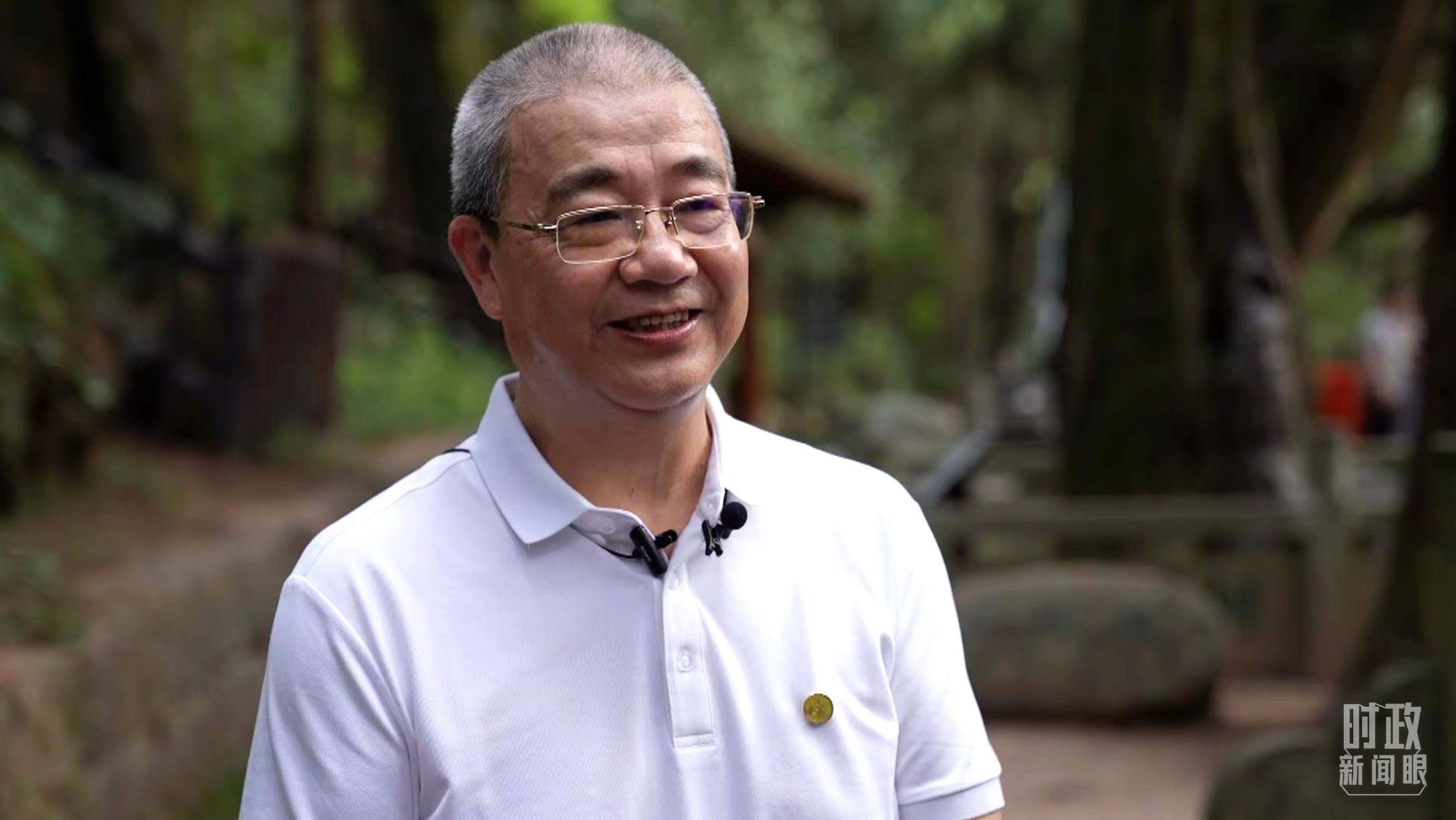 △廣元蜀道文化研究會(huì)蔡?hào)|洲教授。（總臺(tái)央視記者賈林拍攝）