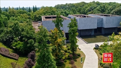 △2021年正式投入使用的三星堆文物保護修復館，堅持保護修復與考古研究同步進行，館內(nèi)分文保工作區(qū)和參觀區(qū)。