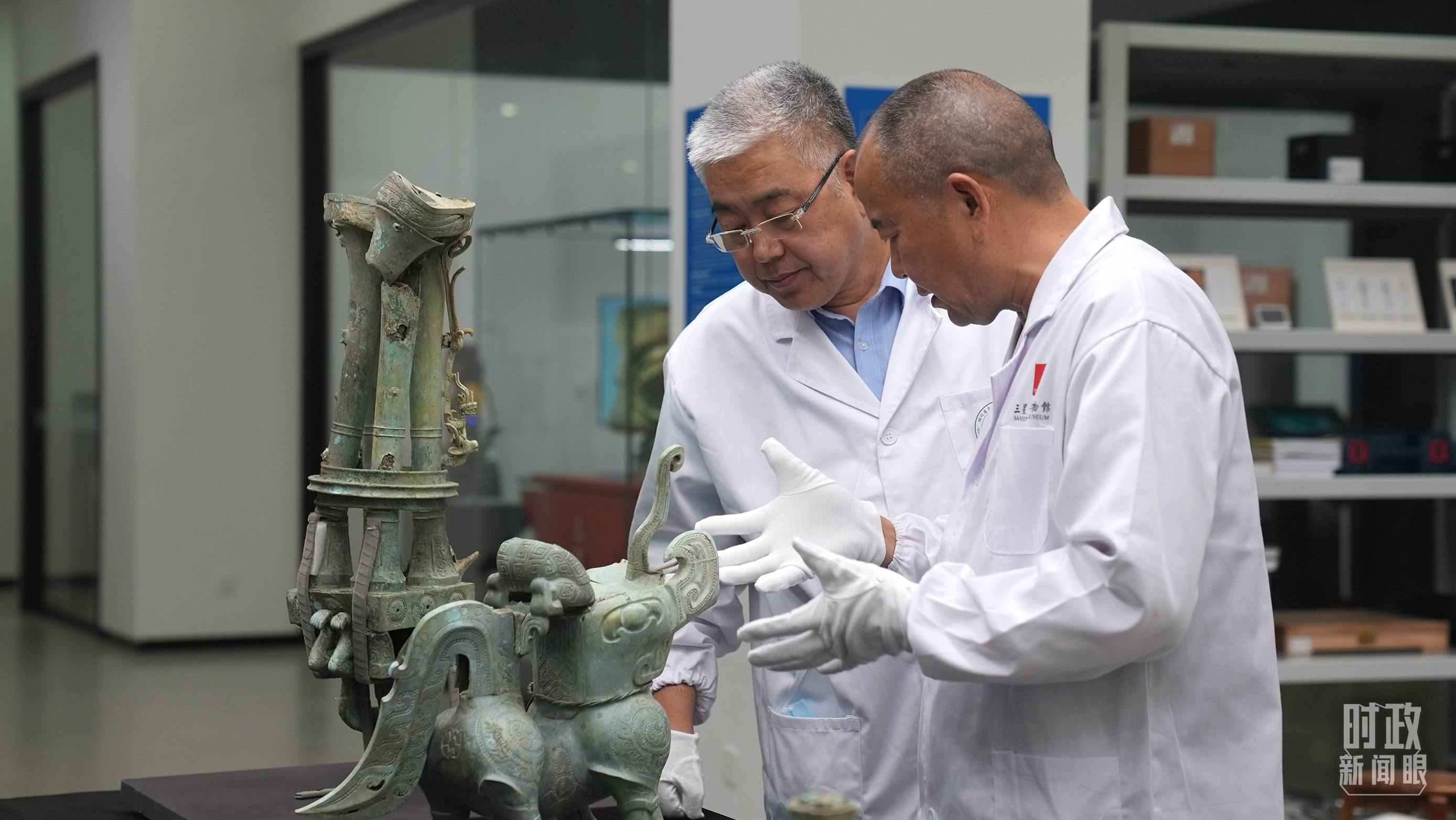 △三星堆文保專家正在就修復(fù)方案進(jìn)行討論。（總臺(tái)央視記者劉琦拍攝）
