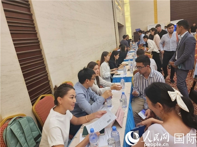 圖為中企代表與哈留華畢業(yè)生現(xiàn)場(chǎng)交流。人民網(wǎng)記者 李強(qiáng)攝