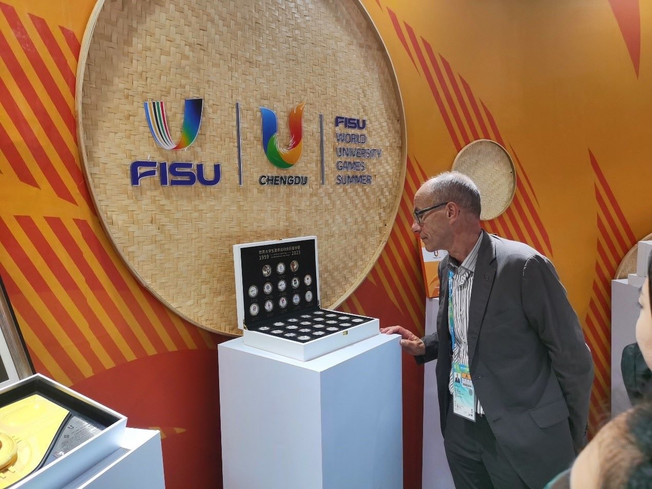 國際大體聯(lián)代理主席雷諾·艾德參觀大運(yùn)會特許商品。 人民網(wǎng)記者 楊磊攝