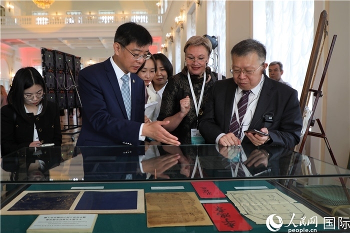 中俄圖書館論壇嘉賓共同參觀由俄羅斯國(guó)立列寧圖書館舉辦的館藏中國(guó)古籍善本圖書展。人民網(wǎng)記者 隋鑫攝）