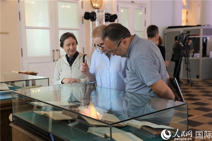 中俄圖書館論壇嘉賓共同參觀由俄羅斯國(guó)立列寧圖書館舉辦的館藏中國(guó)古籍善本圖書展。人民網(wǎng)記者 隋鑫攝