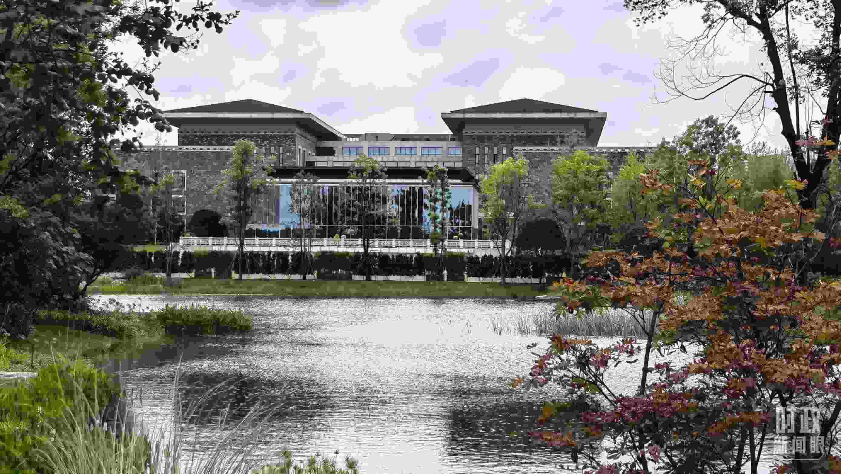 當(dāng)天，中印尼兩國(guó)元首在“錦蓉莊”舉行會(huì)見(jiàn)。（總臺(tái)央視記者韓銳拍攝）