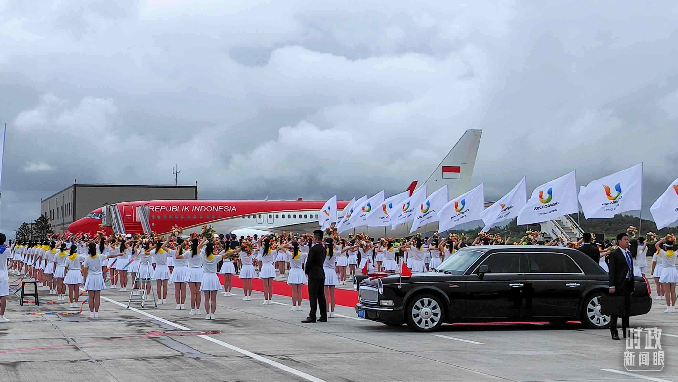 7月27日下午，印尼總統(tǒng)佐科抵達(dá)成都。（總臺(tái)央視記者王子杭拍攝）
