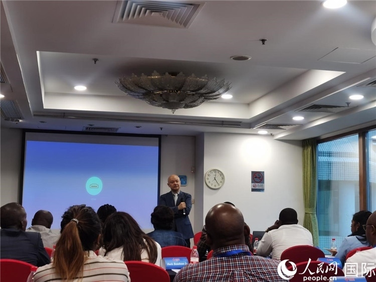 王鯤與研修班學(xué)員互動交流。 人民網(wǎng) 孫鴻宇攝