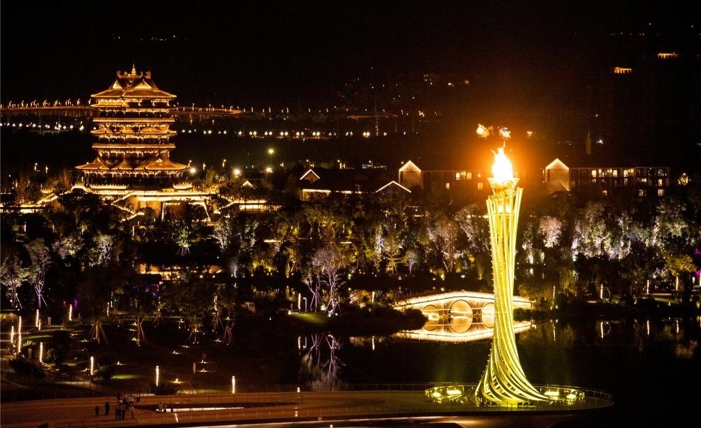 這是7月28日拍攝的成都大運(yùn)會(huì)主火炬。新華社記者曹祎銘攝