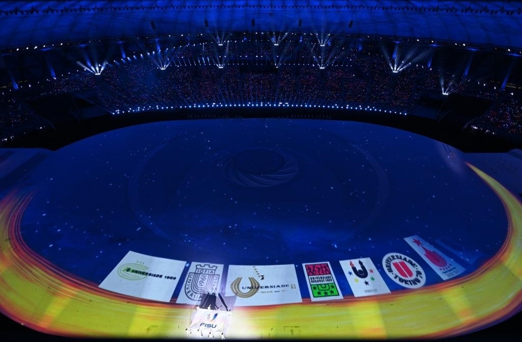 7月28日，國(guó)際大學(xué)生體育聯(lián)合會(huì)會(huì)旗在開(kāi)幕式上入場(chǎng)。新華社記者劉磊攝