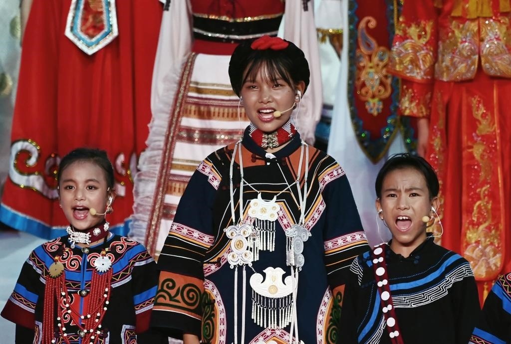 7月28日，吉好有果（中）在開(kāi)幕式上表演。新華社記者陳澤國(guó)攝