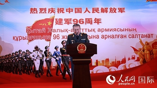 哈國(guó)防部副部長(zhǎng)卡馬列特季諾夫中將發(fā)表致辭。人民網(wǎng)記者 李強(qiáng)攝