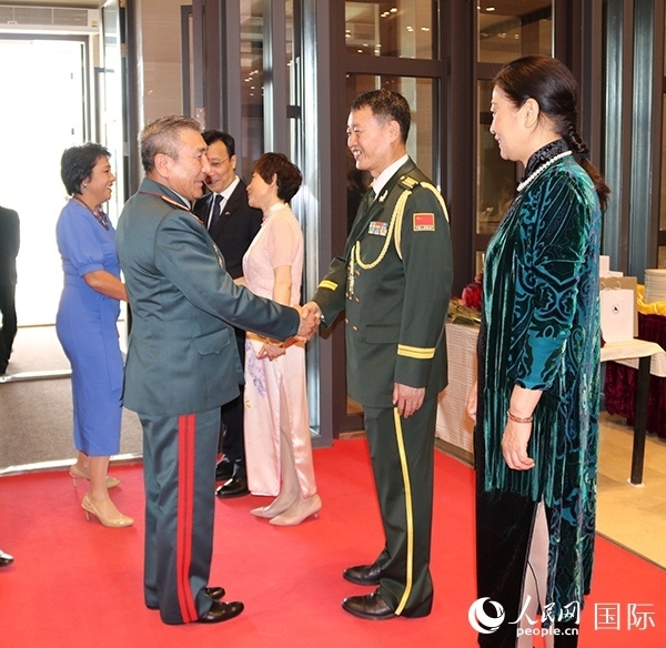 國(guó)防武官胡德君大校迎接賓客。人民網(wǎng)記者李強(qiáng)攝