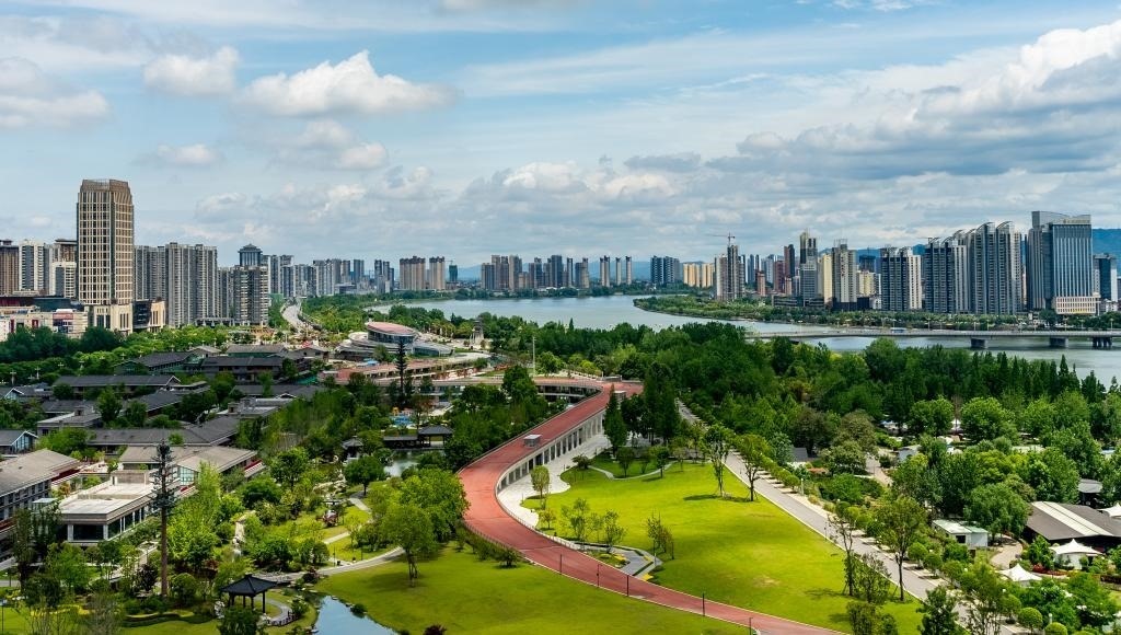 4月30日拍攝的天漢濕地公園景色。新華社發(fā)（李偉 攝）