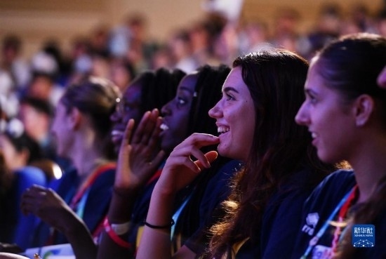 7月29日，外國運(yùn)動(dòng)員在聯(lián)歡會(huì)現(xiàn)場觀看節(jié)目。新華社記者 張端 攝