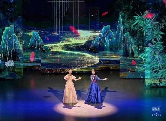 7月29日，演員在聯(lián)歡會(huì)現(xiàn)場演唱。新華社記者 蔡湘鑫 攝