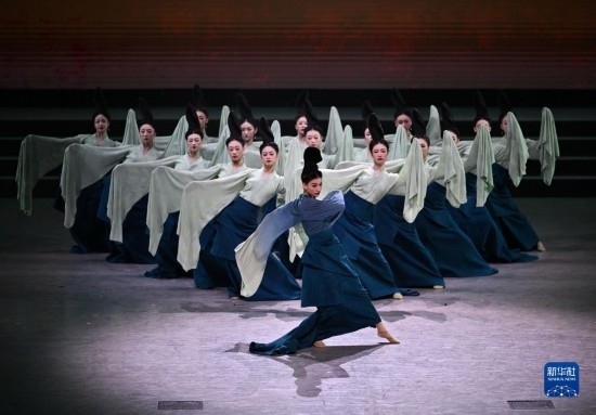 7月29日，演員在聯(lián)歡會(huì)現(xiàn)場表演《只此青綠》。新華社記者 蔡湘鑫 攝