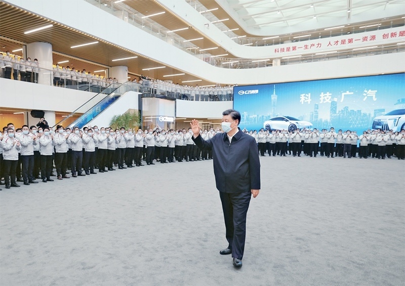 2023年4月10日至13日，中共中央總書記、國家主席、中央軍委主席習(xí)近平在廣東考察。這是12日下午，習(xí)近平在廣汽研究院向職工們揮手致意。 新華社記者 鞠鵬/攝