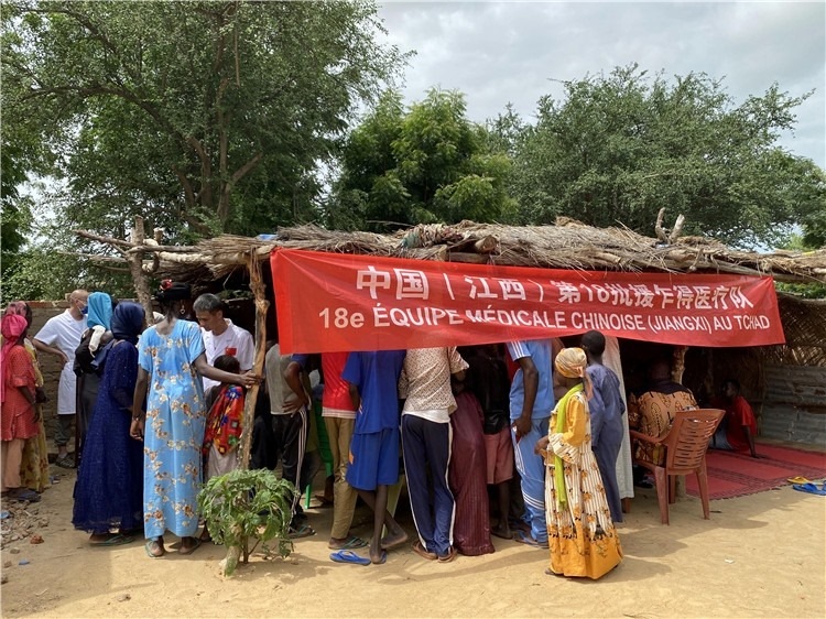 圖為草棚下的就診患者。中國駐乍得醫(yī)療隊供圖