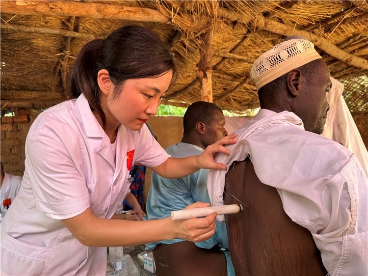 圖為吉安市中心人民醫(yī)院中醫(yī)科副主任醫(yī)師王李妮為患者進行針灸治療。中國駐乍得醫(yī)療隊提供