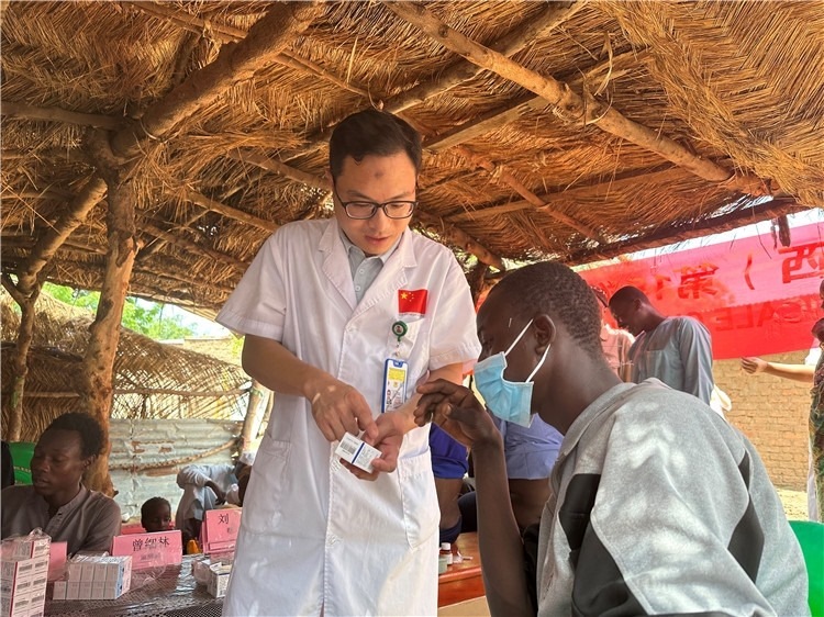 圖為南昌大學(xué)第一附屬醫(yī)院病理科主治醫(yī)師張振東為村民解說藥品使用方法。中國駐乍得醫(yī)療隊供圖