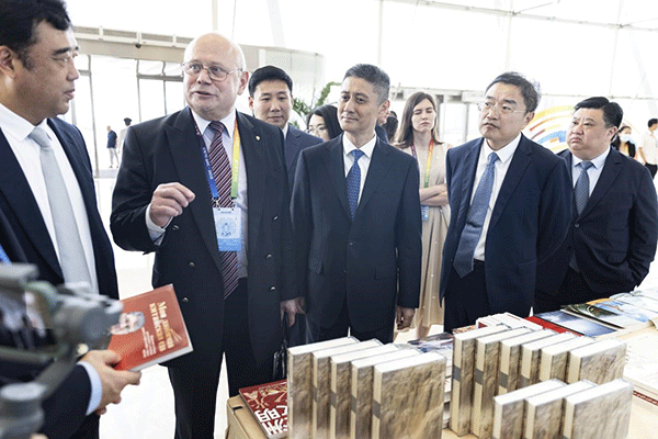 與會(huì)嘉賓參觀主題書(shū)展。人民畫(huà)報(bào)社供圖