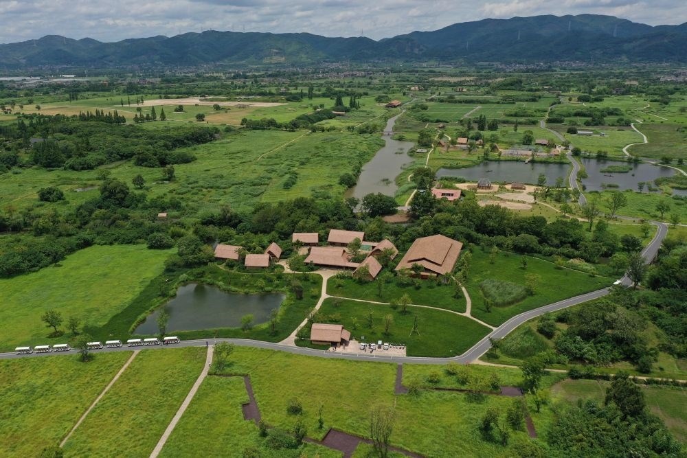 這是在浙江省杭州市余杭區(qū)拍攝的良渚古城遺址公園（2022年7月6日攝，無(wú)人機(jī)照片）。新華社記者 黃宗治 攝