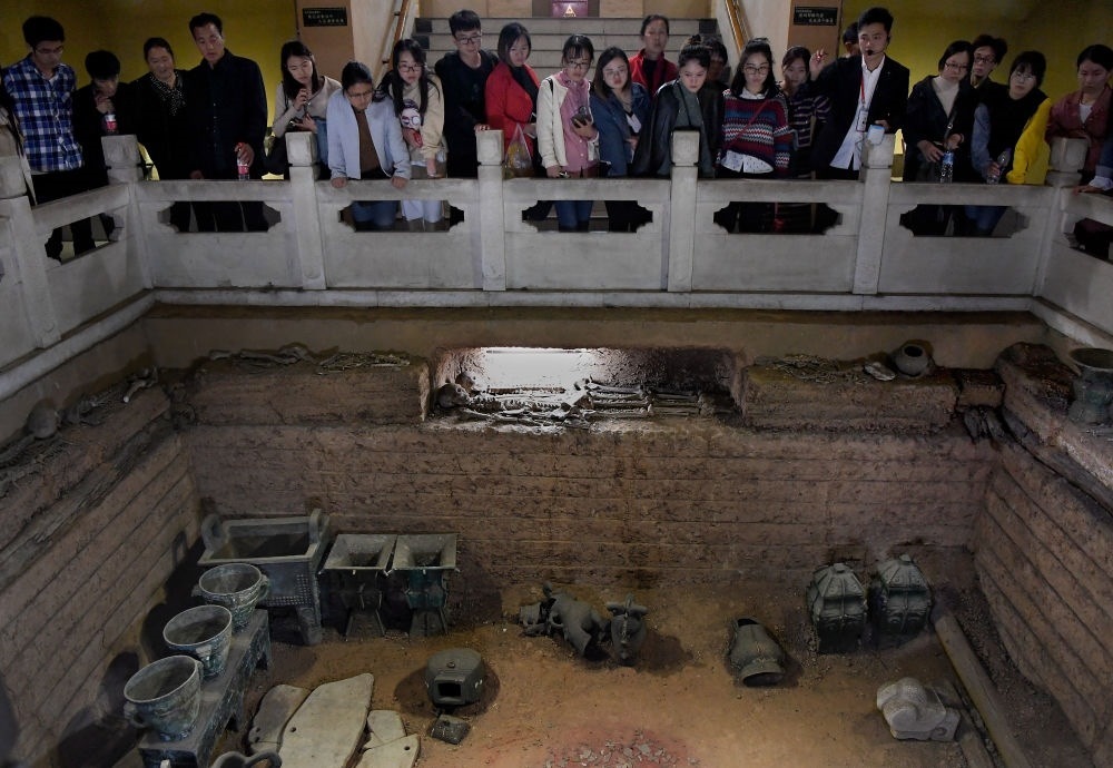 游客在河南安陽(yáng)殷墟宮殿宗廟遺址內(nèi)的婦好墓參觀（2018年10月12日攝）。新華社記者 李安 攝