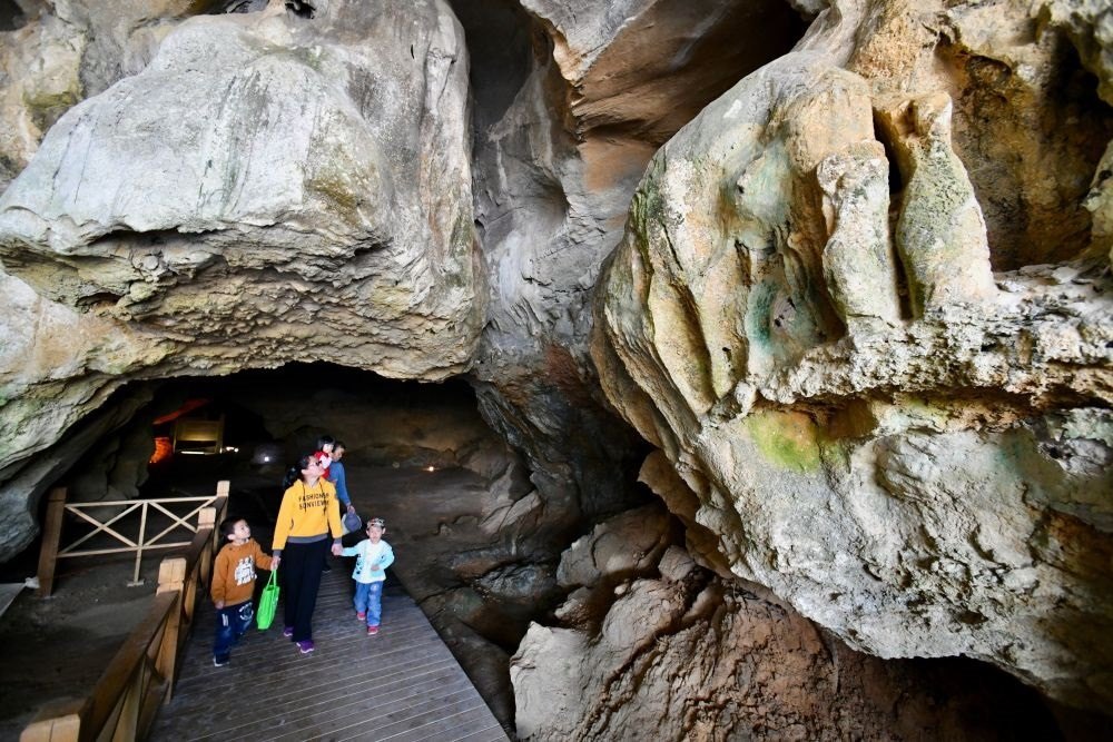 游人在位于福建省三明市三元區(qū)巖前鎮(zhèn)的萬(wàn)壽巖遺址船帆洞游覽（2020年4月9日攝）。新華社記者 姜克紅 攝