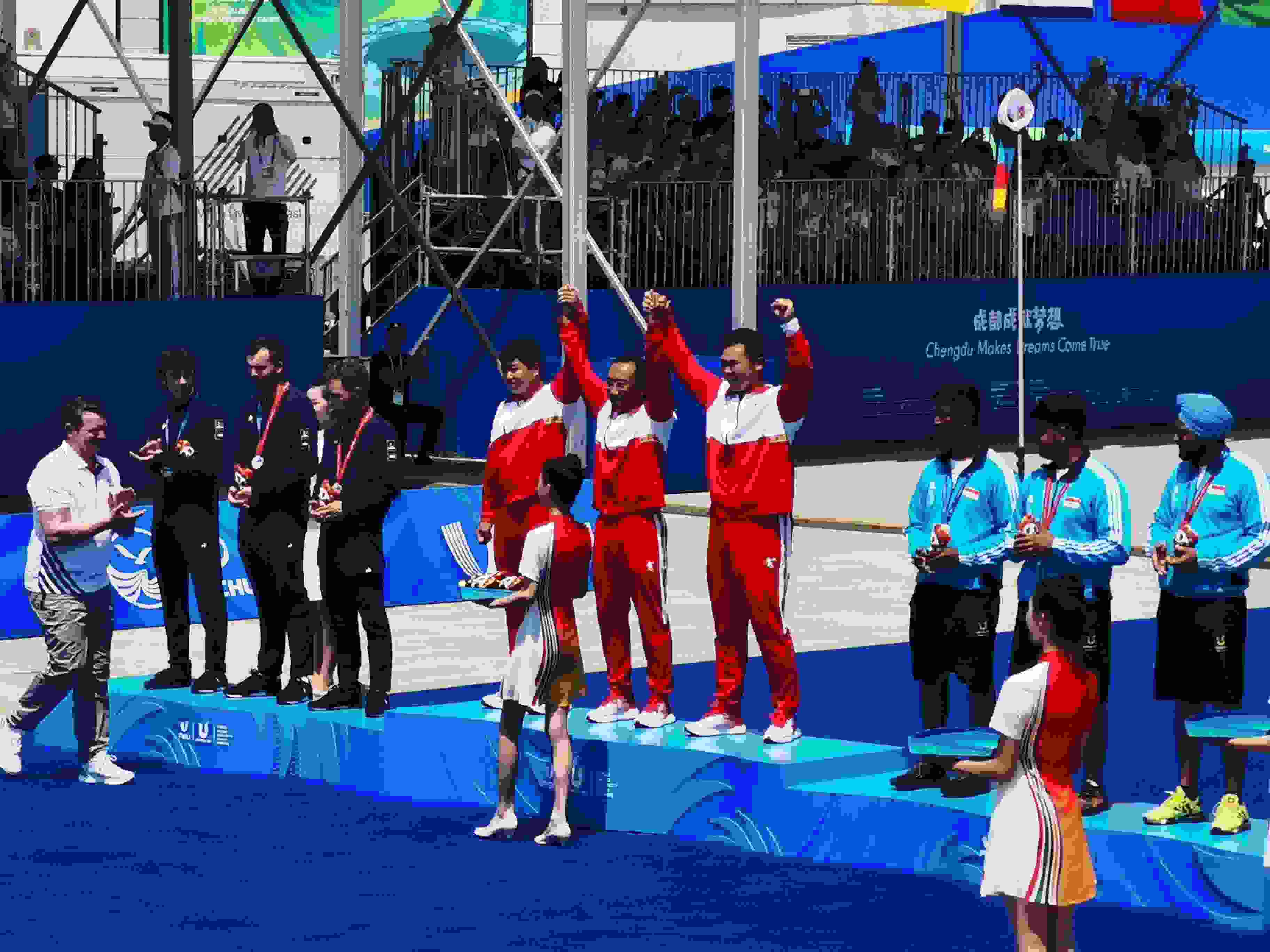 7月30日，在成都大運(yùn)會(huì)男子復(fù)合弓團(tuán)體頒獎(jiǎng)儀式中，中國(guó)隊(duì)?wèi)c祝奪得冠軍。 人民網(wǎng)記者 楊磊攝