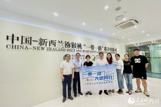 采訪團(tuán)走進(jìn)中國-新西蘭獼猴桃“一帶一路”聯(lián)合實(shí)驗(yàn)室。人民網(wǎng)記者 朱虹攝